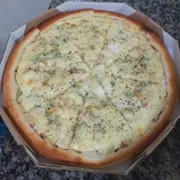 Especiais II: 53- Suspiro de Fada - Pizza Grande (Ingredientes: Molho, Frango, Presunto, Tomate, Cebola, Bacon, Cheiro Verde, Catupiry, Creme de Leite, Mussarela)