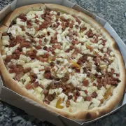 Especiais: 29- Fonte Bela - Pizza Grande (Ingredientes: Molho, Mussarela, Lombo, Calabresa, Tomate, Catupiry, Palmito, Bacon)