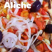 Tradicionais: 03 - Aliche - Pizza Grande (Ingredientes: Aliche, Cebola, Molho de Tomate, Mussarela, Tomate Picado)
