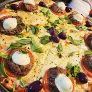 Sugestão da Casa: 58 - Caprese - Pizza Grande (Ingredientes: Manjericão Fresco, Molho Pesto de Azeitona Preta, Mussarela, Mussarela de Búfala, Tomate em Rodelas)