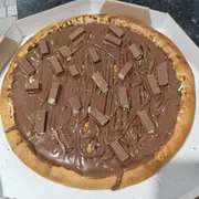 Doces: 109- Kitkat - Pizza Grande (Ingredientes: Creme de Leite, Chocolate ao Leite, KitKat)