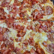 Tradicionais: 29 - Pepperoni - Pizza Grande (Ingredientes: Alho Desidratado, Molho de Tomate, Mussarela, Parmesão, Pepperoni, Tomate Picado)