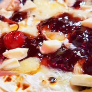 Doces: 63- Dolce Vitta - Pizza Grande (Ingredientes: Chocolate Branco Milka, Geleia de Frutas Vermelhas, Queijo Brie)