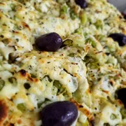 Sugestão da Casa: 63 - Alho Poró - Pizza Grande (Ingredientes: Alho Poró, Azeitona Pretas Azapa, Catupiry, Mussarela, Parmesão)
