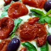 Sugestão da Casa: 67 - Marguerita Especial - Pizza Grande (Ingredientes: Alcaparras, Manjericão Fresco, Molho de Tomate, Mussarela de Búfala, Tomate Seco)
