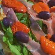 Light: 52 - Rucula Especial - Pizza Grande (Ingredientes: Azeitonas Pretas Azapas, Molho de Tomate, Mussarela, Presunto de Parma fatiado, Rúcula, Tomate Seco)