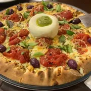 Sugestão da Casa: Burrata - Pizza Grande (Ingredientes: Alho Desidratado, Azeitona Pretas Azapa, Burrata de bufalo, Manjericão Fresco, Molho pesto, Mussarela, Tomate Pelatti)