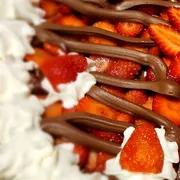 Doces: 61-Morango com ganache - Pizza Grande (Ingredientes: Cereja, Ganache, Morango)