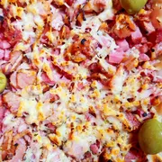 Tradicionais: 06 - La Nona - Pizza Grande (Ingredientes: Alho Desidratado, Azeitona Verde, Bacon, Calabresa, Molho de Tomate, Mussarela, Parmesão)
