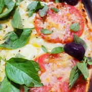 Tradicionais: 35 - Marguerita - Pizza Grande (Ingredientes: Manjericão Fresco, Molho de Tomate, Mussarela, Parmesão, Tomate)