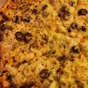 Tradicionais: 01 - Moda - Pizza Grande (Ingredientes: Azeitona Preta Fatiada, Cebola, Ervilha, Molho de Tomate, Mussarela, Ovo ralado, Palmito, Parmesão)