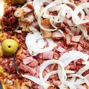 Sugestão da Casa: 70 - Tropeira - Pizza Grande (Ingredientes: Bacon, Calabresa, Carne Seca, Cebola, Molho de Tomate, Mussarela)