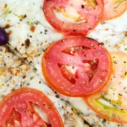 Light: 46 - Atum - Pizza Grande (Ingredientes: Atum Em Pedaços, Azeitona Pretas Azapa, Cebola, Molho de Tomate, Mussarela, Tomate em Rodelas)