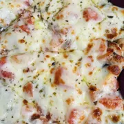 Tradicionais: 16 - Escarola com Aliche - Pizza Grande (Ingredientes: Aliche, Escarola refogada com azeite extra virgem, alho desidratado e bacon, Molho de Tomate, Mussarela de Búfala, Tomate Picado)