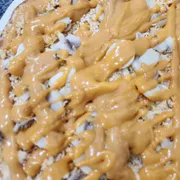 Tradicionais: 18 - Estrogonofe de Frango - Pizza Grande (Ingredientes: Batata Palha, Champignon Fatiado, Frango Desfiado, Molho de Estrogonofe, Molho de Tomate, Mussarela)