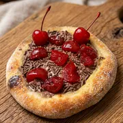 Edicao Limitada Mes das Mulheres: Esfiha de Floresta Negra - Esfiha doce de chocolate ao leite, granulado de chocolate e cerejas (fina camada de mussarela na base)