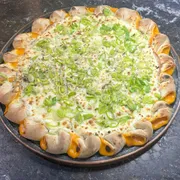 Pizzas Especiais: Peito de Peru do Chefe - Pizza Grande (Ingredientes: Alho Frito, Alho Poró, Coberto C/ Mussarela, Cream Cheese, Molho Branco Artesanal, Peito de Peru)
