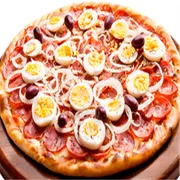 Clássicos: Baiana - Pizza Gigante (Ingredientes: Alho, Bacon, Calabresa Moída, Cebola Picante, Milho, Molho de Tomate, Mussarela, Óleo de Dendê, Orégano, Pimenta)