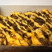 Porções: Batata Carne sol da casa e Cheddar 300g - Porções (Ingredientes: Batata Palito, Carne de sol desfiada e Coalho, Cheddar)