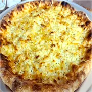 Clássicos: Cinco Queijos - Pizza Gigante (Ingredientes: Catupiry, Cheddar, Molho de Tomate, Mussarela, Orégano, Parmesão, Provolone)