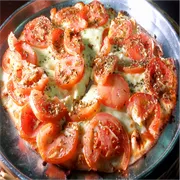 Clássicos: Napolitana - Pizza Gigante (Ingredientes: Molho de Tomate, Mussarela, Orégano, Parmesão, Tomate)