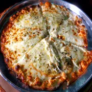 Clássicos: Quatro Queijos - Pizza Gigante (Ingredientes: Catupiry, Molho de Tomate, Mussarela, Orégano, Parmesão, Provolone)