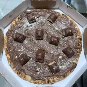 Doces Tradicionais: KitKat c/ Chocolate Preto - Pizza Grande (Ingredientes:  Mussarela, Chocolate Preto, KitKat)