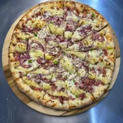Tradicional: Escondidinho De Linguiça De Pernil Acebolado - Pizza Grande (Ingredientes:  Cebola Roxa, Molho de Tomate,  Linguiça de pernil, Mussarela,  Orégano,  Purê De Mandioca)