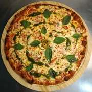 Tradicional: Margherita - Pizza Grande (Ingredientes: Molho de Tomate,  Mussarela,  Tomate, Manjericão, Orégano, Pesto)