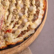 Tradicionais: COSTELA - Pizza Grande (Ingredientes: Catupiry, CEBOLINHA MARINADA, costela, farofa temperada, Molho de Tomate, Orégano)