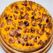 Clássicos: Bacon C/ Cheddar - Pizza Gigante (Ingredientes: Bacon, Cheddar, Molho de Tomate, Mussarela, Orégano)