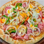Clássicos: Portuguesa - Pizza Gigante (Ingredientes: Azeitona, Cebola, Molho de Tomate, Mussarela, Orégano, Ovo, Presunto)