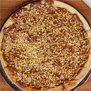 Doces: Chokito - Pizza Gigante (Ingredientes: Chocolate Preto, Creme de Leite, Flocos, Leite Condensado, Mussarela)