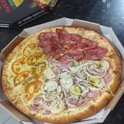 Tradicionais: 17- 3 Sabores - Pizza Grande (Ingredientes: Molho, 1/3 Calabresa, 1/3 Portuguesa, 1/3 Mussarela)