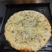 Especiais II: 55- Do Chefe - Pizza Grande (Ingredientes: Molho, Frango, Tomate, Bacon, Catupiry, Mussarela)