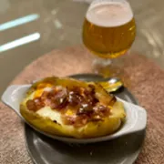 Batata Recheada: Frango Desfiado com Bacon - Batata Recheada (Ingredientes: Bacon, Frango Desfiado)