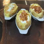 Batata Recheada: Carne Seca com Requeijão e Bacon - Batata Recheada (Ingredientes: Bacon, Carne Seca, Requeijão)