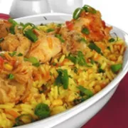 Comida: Galinhada - Comida (Ingredientes: Frango, Temperos, Arroz)