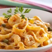 Comida: Talharim com camarão - Comida (Ingredientes: Camarão, Molho, Talharim)