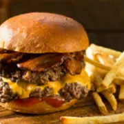 Hambúrguer: Jangada - Hambúrguer (Ingredientes: Bacon, Fritas 150gr, Hamburguer 120gr, Molho especial, Muçarela, Pão)