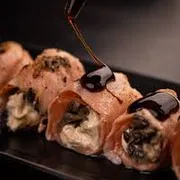 enroladinho de shimeji: enroladinho de shimeji 6 unidades - salmão flambado, crean cheese, shimeji , cebolinha , tare e gergelim moido