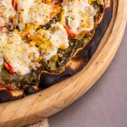 Tradicionais: À MORETO - Pizza Grande (Ingredientes: Escarola, Molho de Tomate, Mussarela de Búfala, Nozmoscada, Orégano, Ovos, Parmesão, Pimentão Amarelo e Vermelho, Provolone)