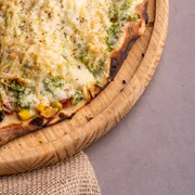 Tradicionais: À GREGA - Pizza Grande (Ingredientes: Alface, Batata Palha, Coberta cMussarela, Ervilha refogados no azeite com molho suave de mostarda, Milho Verde, Molho de Tomate, Orégano, Presunto Picado)