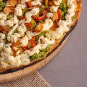 Tradicionais: BRÓCOLIS COM PIMENTAO - Pizza Grande (Ingredientes: Alho fatiado frito no azeite, Brócolis temperado no azeite, Catupiry, Molho de Tomate, Orégano, Pimentão Amarelo e Vermelho)