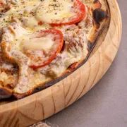 Tradicionais: BACON - Pizza Grande (Ingredientes: Bacon, Cebola, Molho de Tomate, Mussarela, Orégano, Tomate)