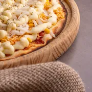 Tradicionais: CAIPIRA - Pizza Grande (Ingredientes: Catupiry, Cebola, Champignon, Frango Desfiado, Milho Verde, Molho de Tomate, Orégano)
