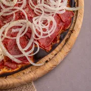 Tradicionais: CALABRESA - Pizza Grande (Ingredientes: Calabresa, Cebola, Molho de Tomate, Orégano)