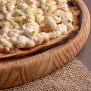 Tradicionais: CHINESA - Pizza Grande (Ingredientes: Atum temperado, Cebola, Cream Cheese, Molho de Tomate, Orégano, Parmesão)