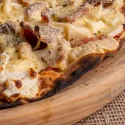 Tradicionais: CHAMPIGNON - Pizza Grande (Ingredientes: Bacon, Cebola, Champignon, Coberta cMussarela, Molho de Tomate, Orégano)