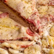 Tradicionais: CUBANA - Pizza Grande (Ingredientes: Atum, Calabresa, Cebola, Coberta cMussarela, Molho de Tomate, Orégano)